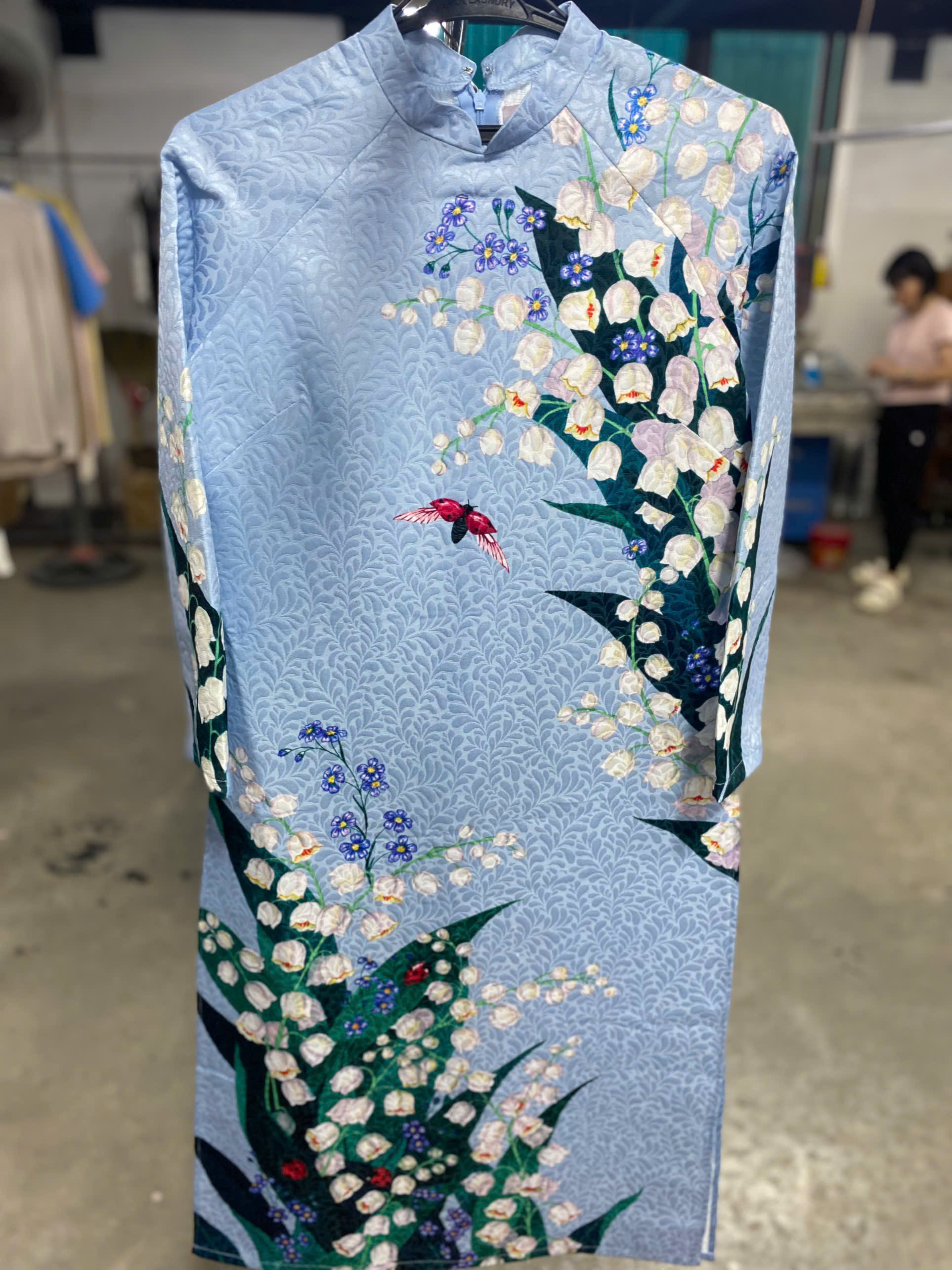 Đối với áo dài cao cấp, phương pháp làm sạch tối ưu nhất là giặt khô (hấp) để bảo vệ tối đa chất liệu vải, hình dáng . Đối với áo dài cao cấp, phương pháp làm sạch tối ưu nhất là giặt khô (hấp) để bảo vệ tối đa chất liệu vải, hình dáng .